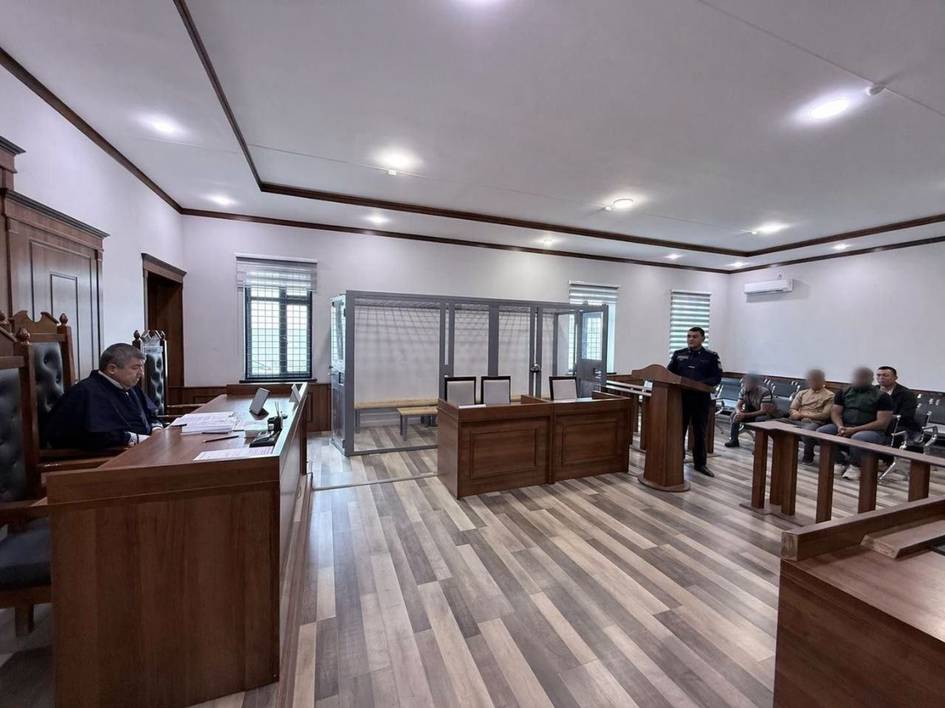 Қашқадарёда лолазорни пайҳон қилган ҳайдовчи 15 суткага қамалди